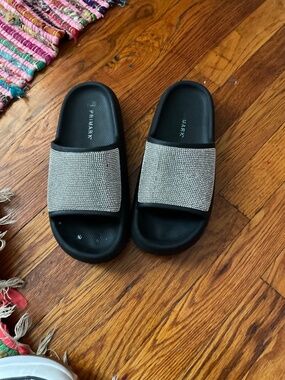 Slip on (pool shoes)